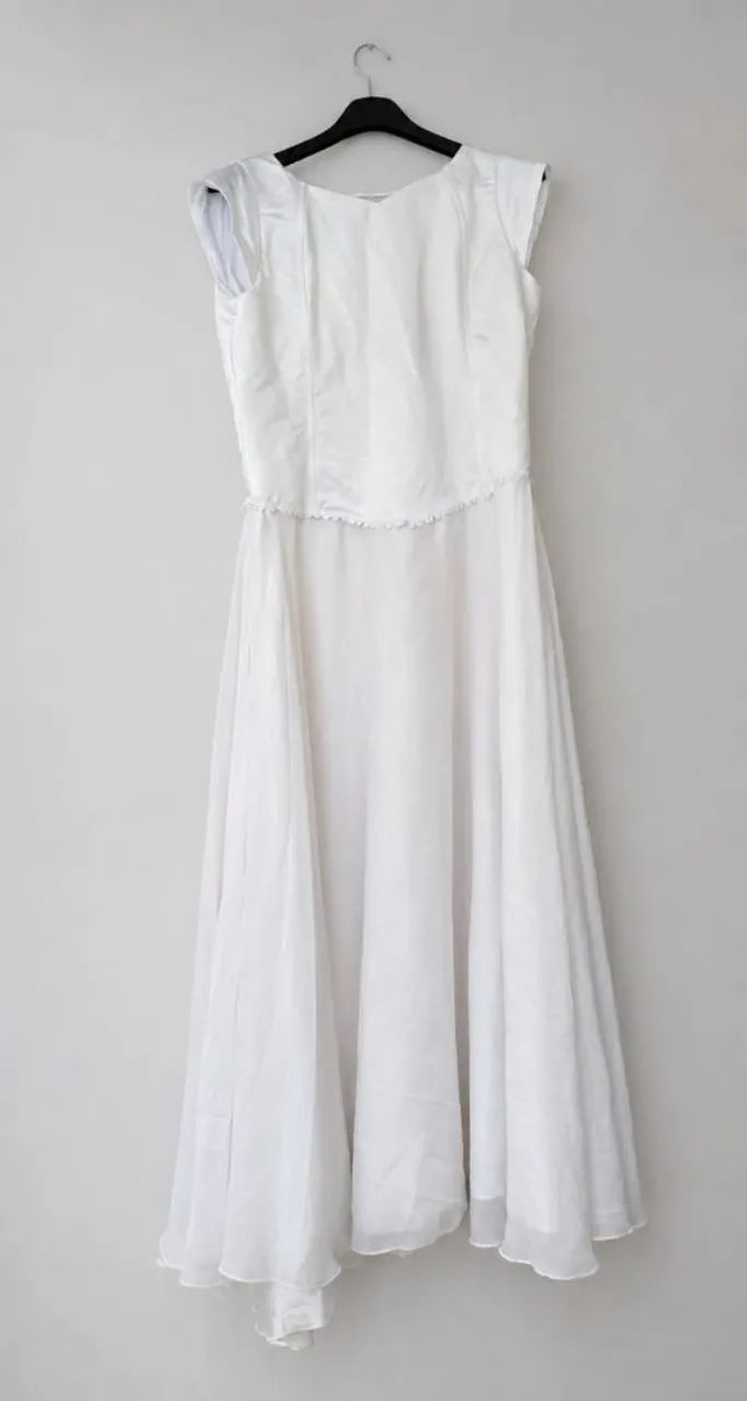 Vestido longo off white com bordados