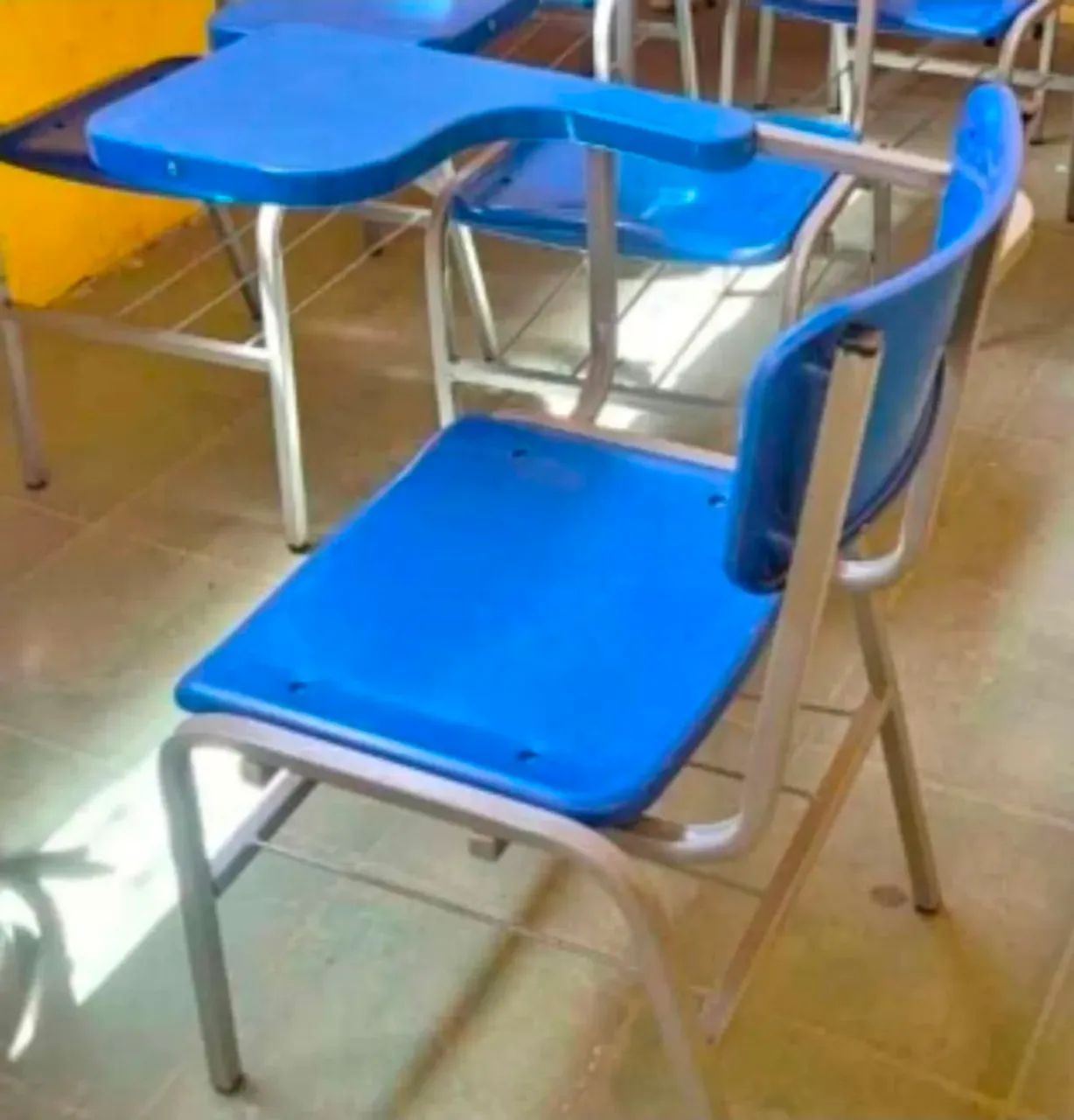 CADEIRA ESCOLAR