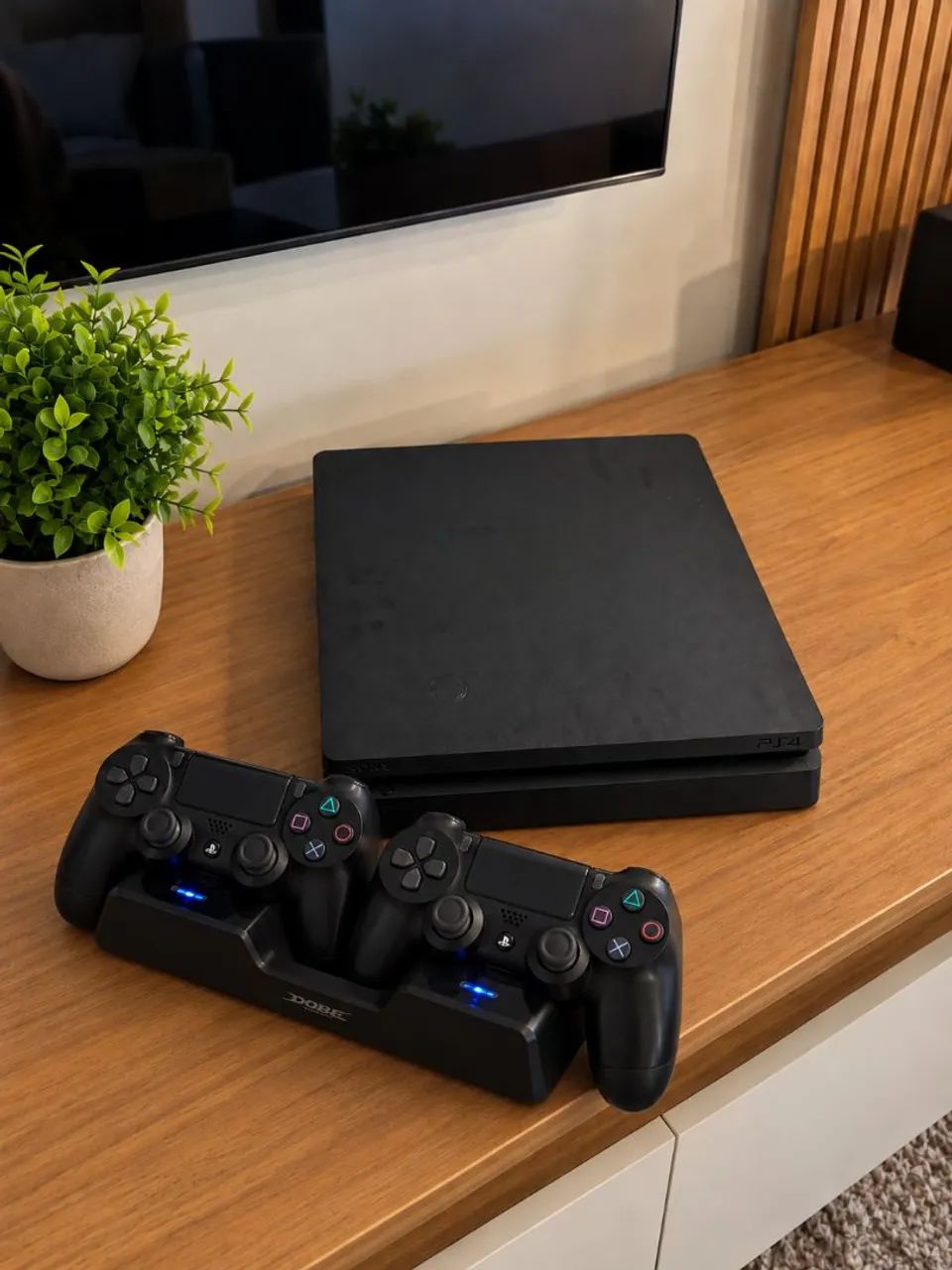 PS4 + base + 2 controles 