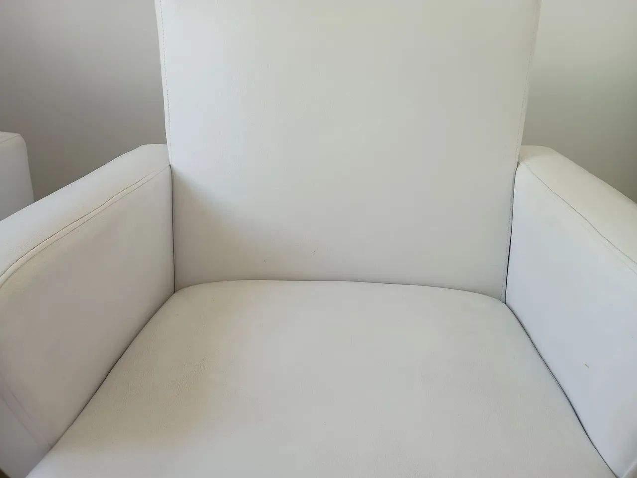 Poltrona vintage couro branco65578359721089123