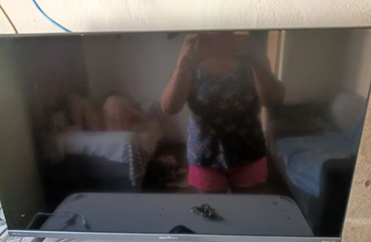 Vendo tv 32 polegadas semi nova marca Britânia 