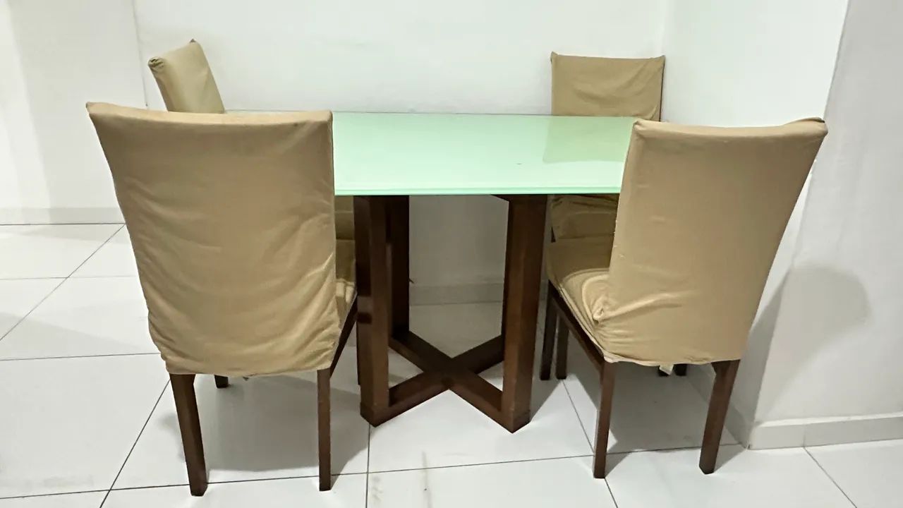 Mesa de jantar TokEstok com 4 cadeiras