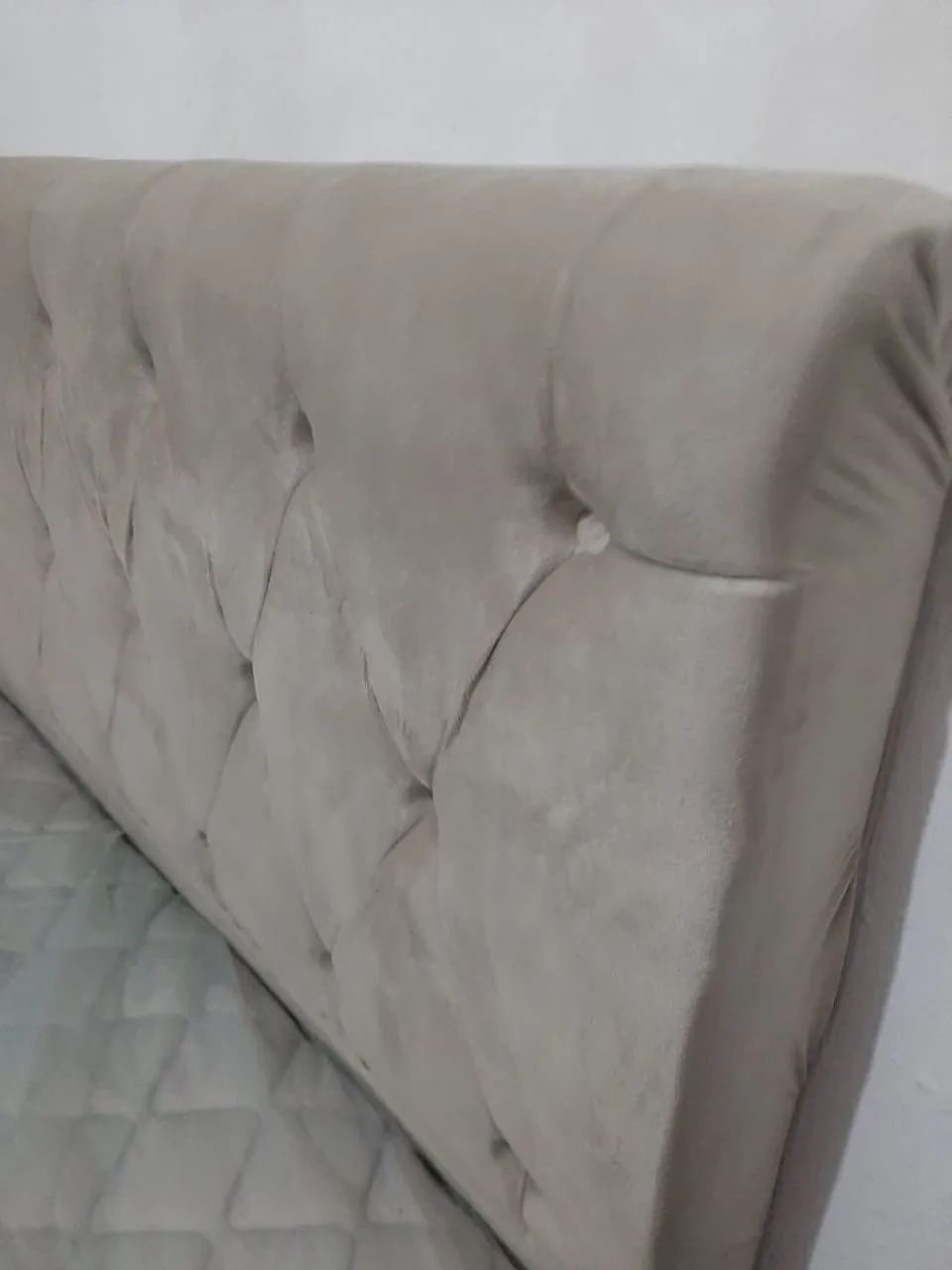 Cama casal, com cabeceira acoxoada, 600 a cama e junto com o colchão 1000