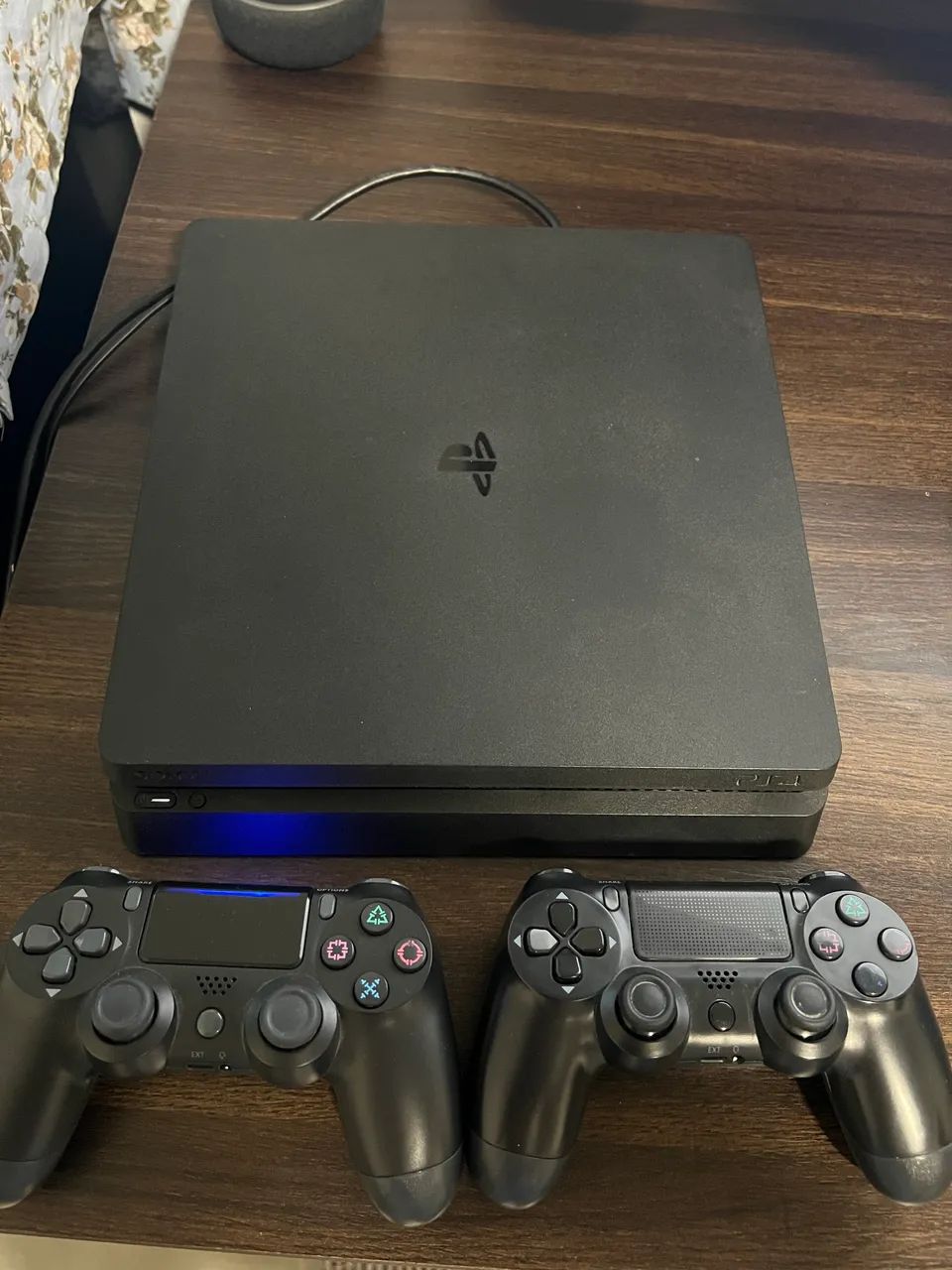  PlayStation 4 Slim + 2 Controles  - Foto 3