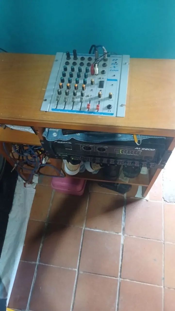 Caixa de som e mesa 