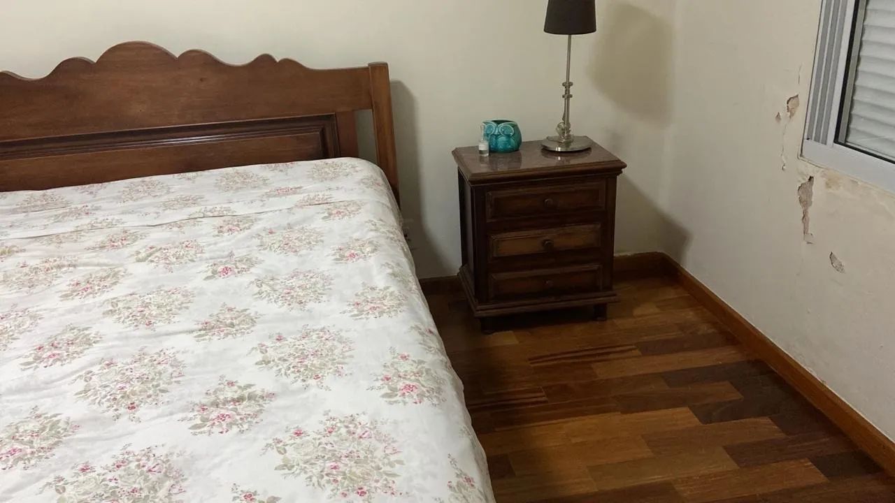 Cama casal com 2 criados 