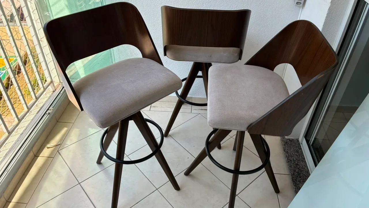 Banquetas e Mesa Redonda.