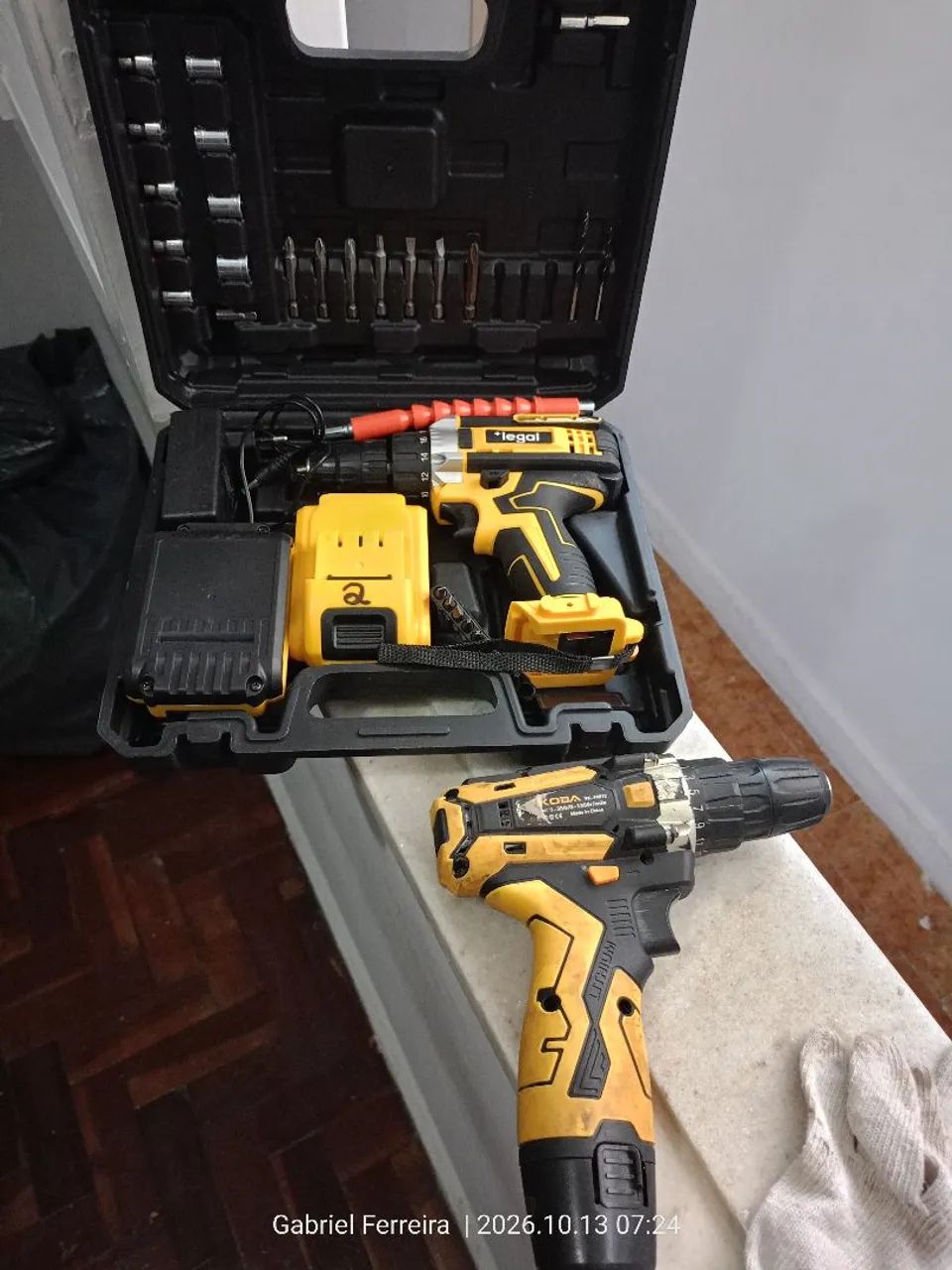 Duas parafusadeiras