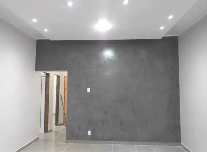 Pintor com equipe. Pinturas reformas