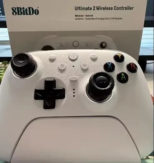 Controle Sem Fio 8BitDo Ultimate 2 com Base de Car. Tri-Mode Multi Plataforma Branco - Foto 2