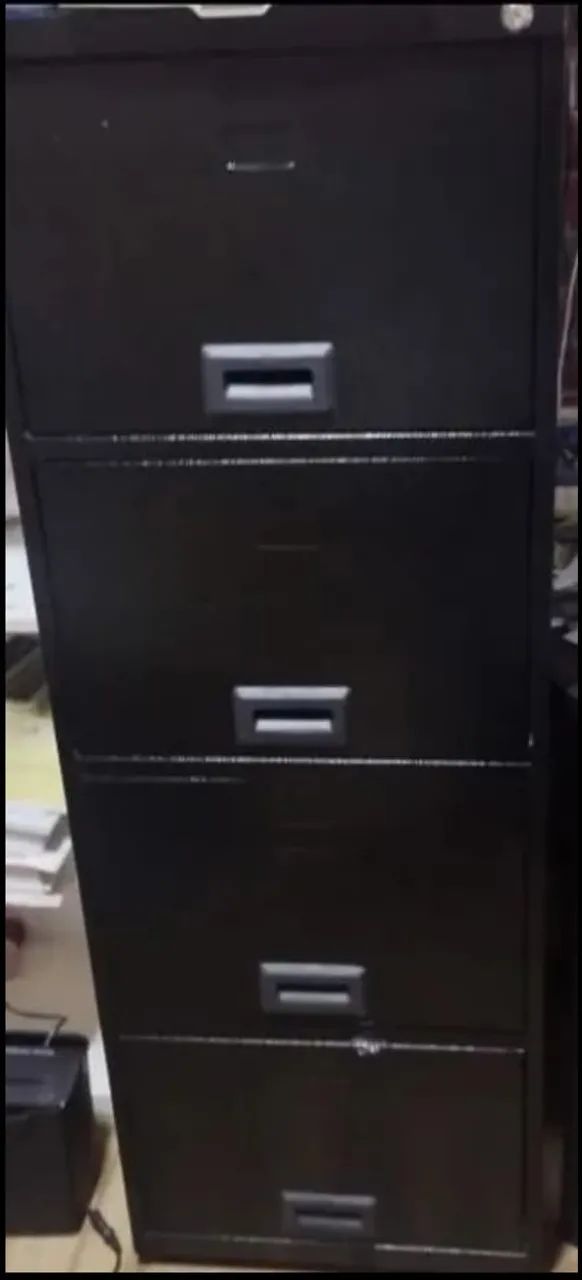 Arquivo preto de aço com chave