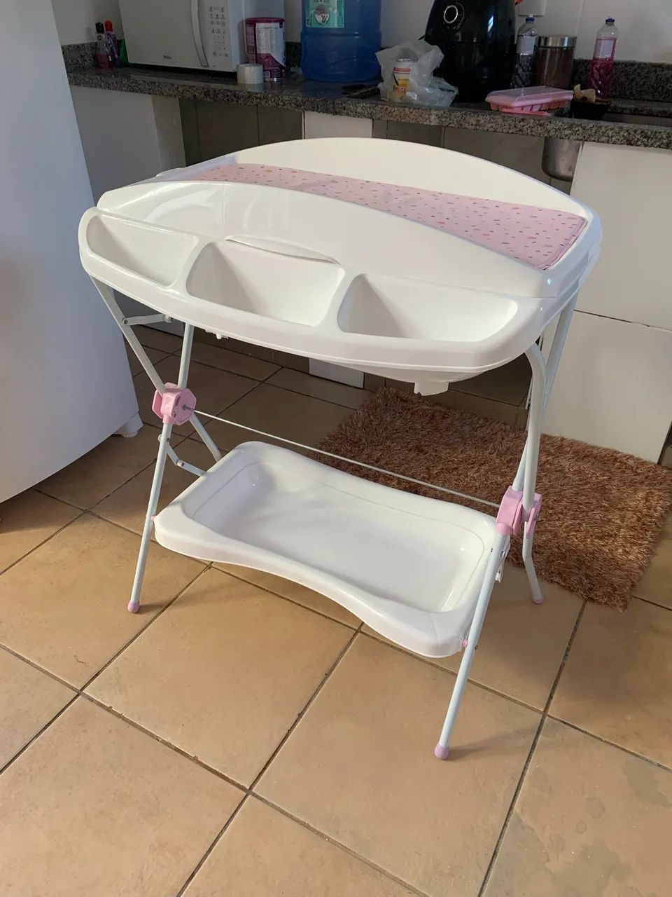 Banheira de bebê com suporte e trocador 