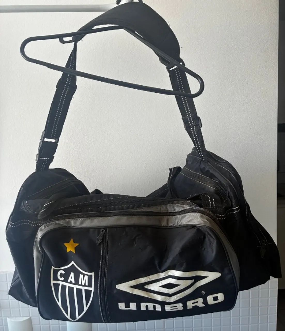 bolsa de viagem umbro atlético mineiro preta