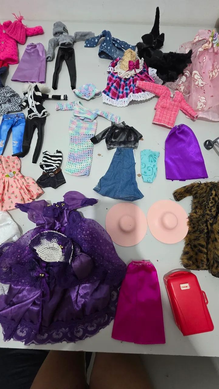 Roupas e acessórios boneca Barbie  - Foto 2