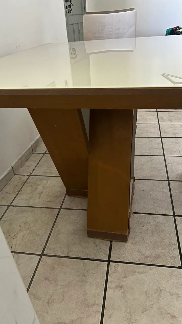 Mesa de madeira com tampo de vidro - Foto 2