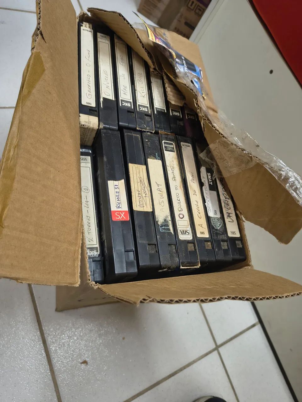 Caixa com vários vhs