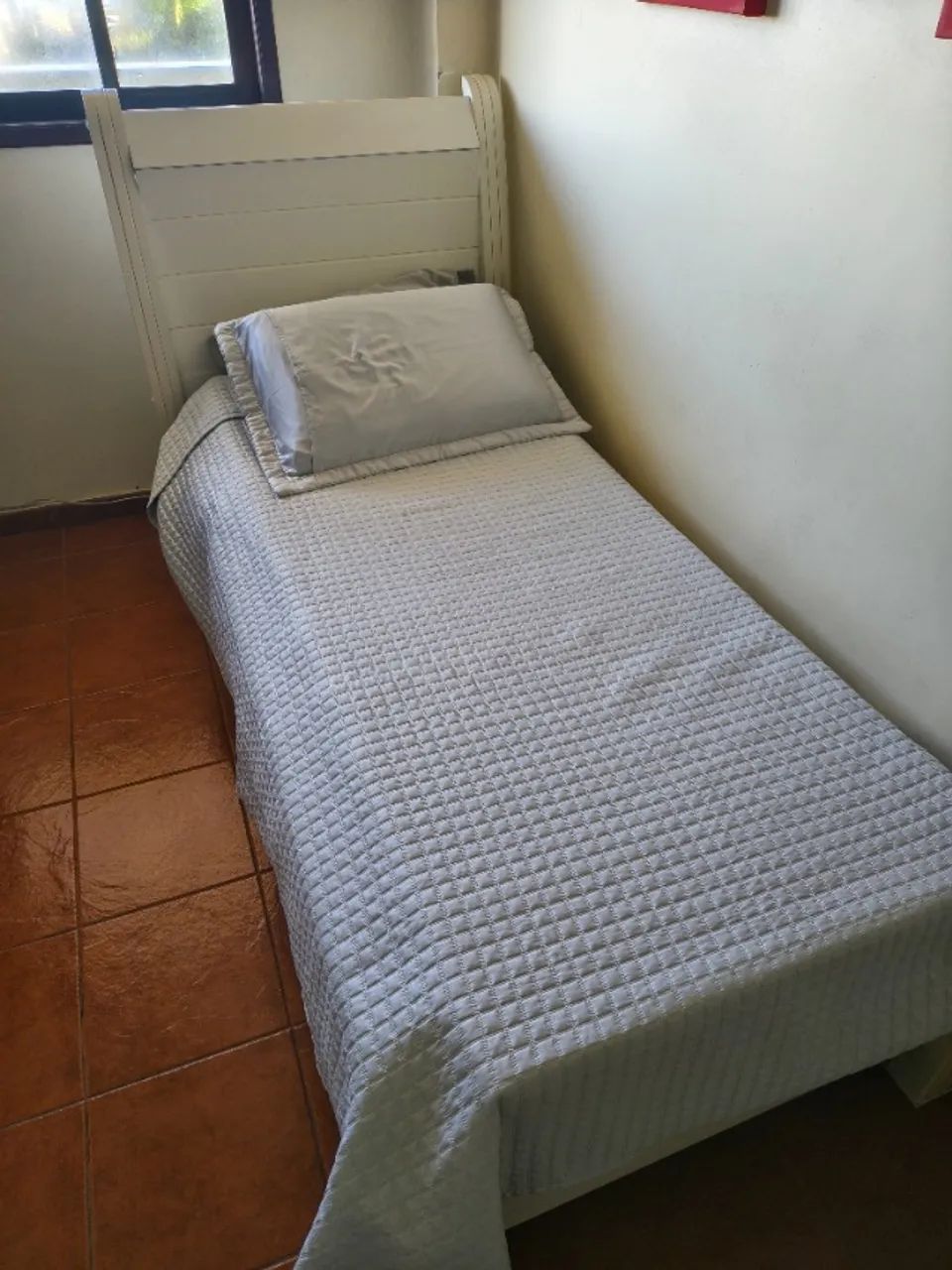 Cama de madeira com cabeceira alta