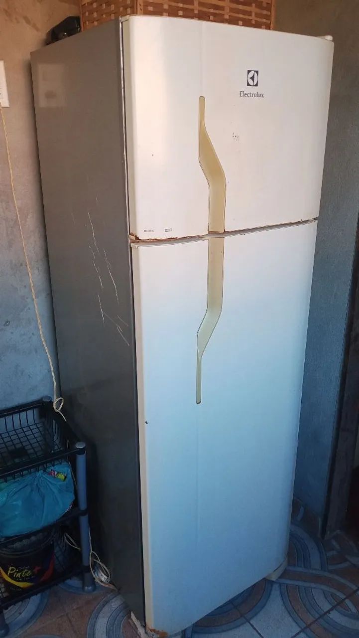 Geladeira Eletrolux pequena 