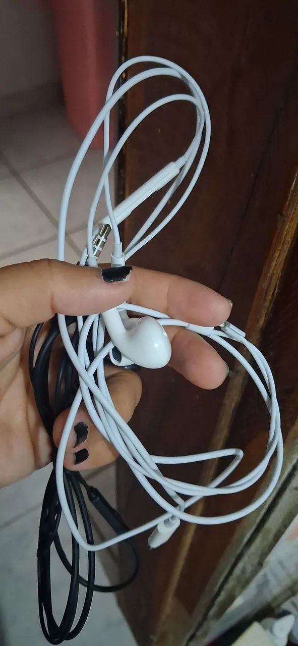 2 fones preto e branco