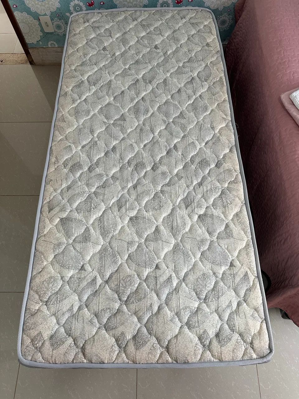 Cama de solteiro com colchão acoplado poli Castor