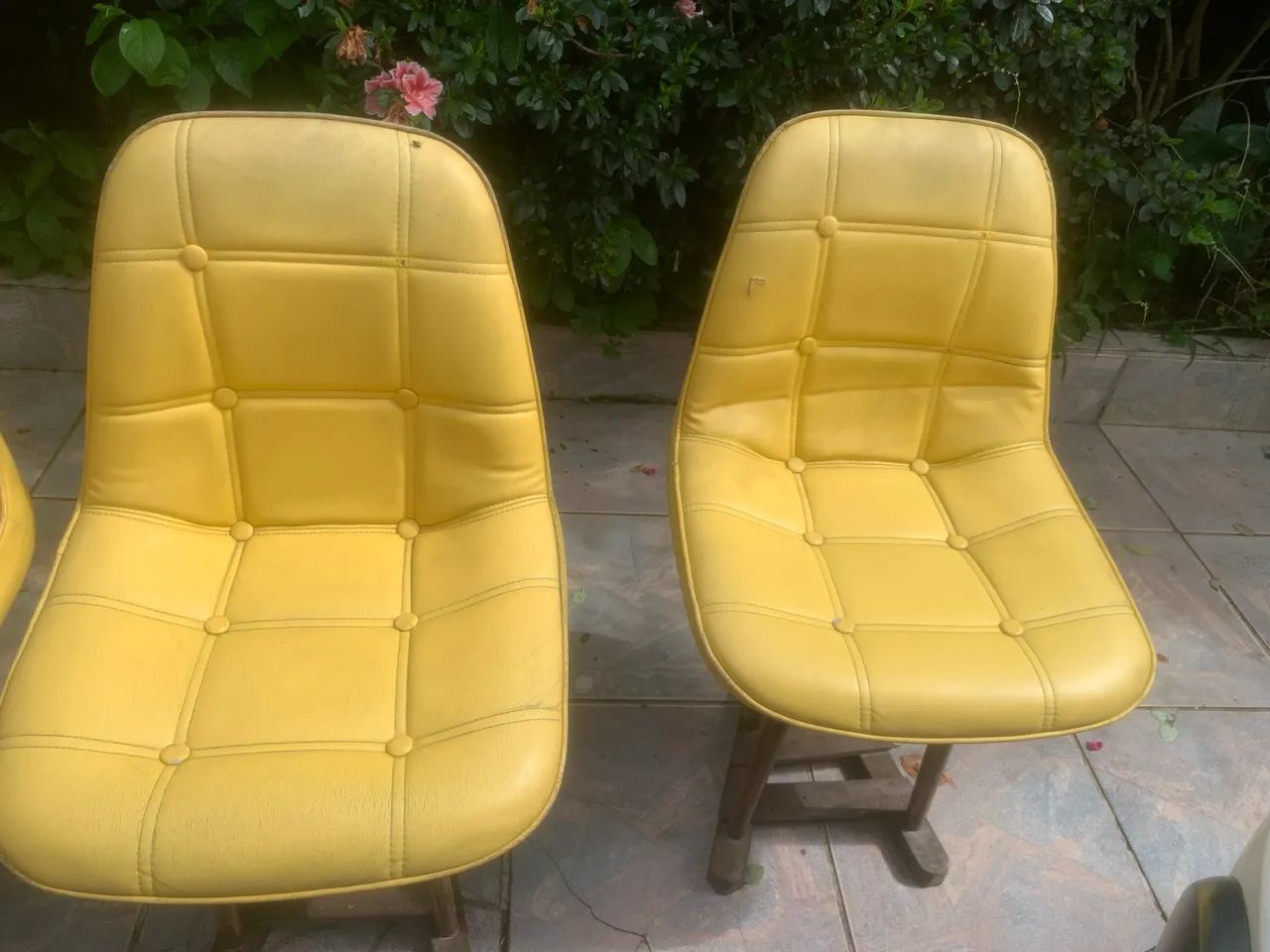 4 cadeiras estofado amarelo base de madeira - Foto 3
