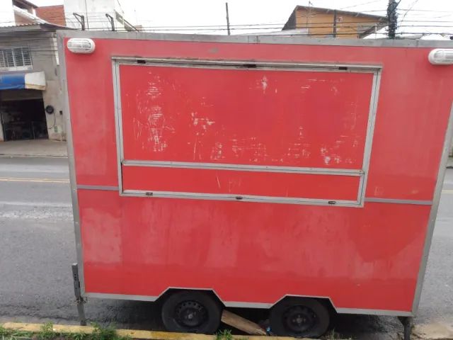 FOODTRAILER 3X2M inox internamente, tem duas coifas com reversão, de sugar e ventilar, dua