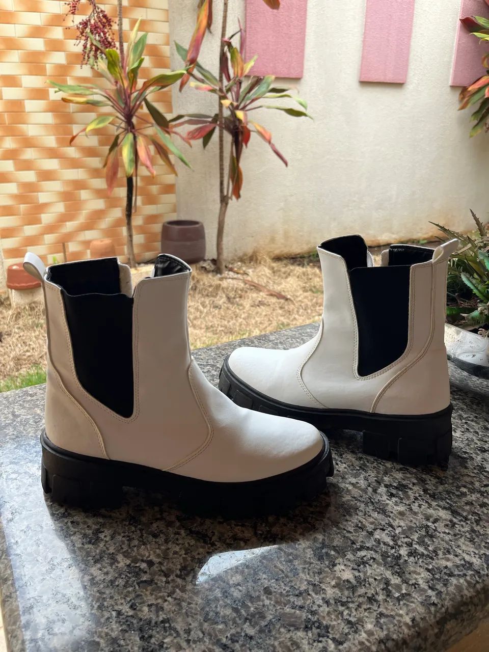 Bota branca - estilo chelsea - Foto 2