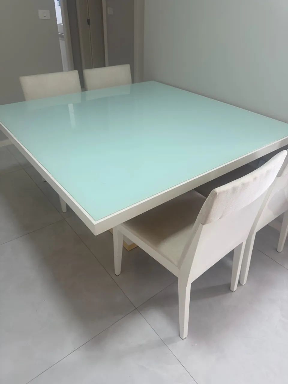 Mesa laqueada 140x140 com 4 cadeiras  - Foto 4