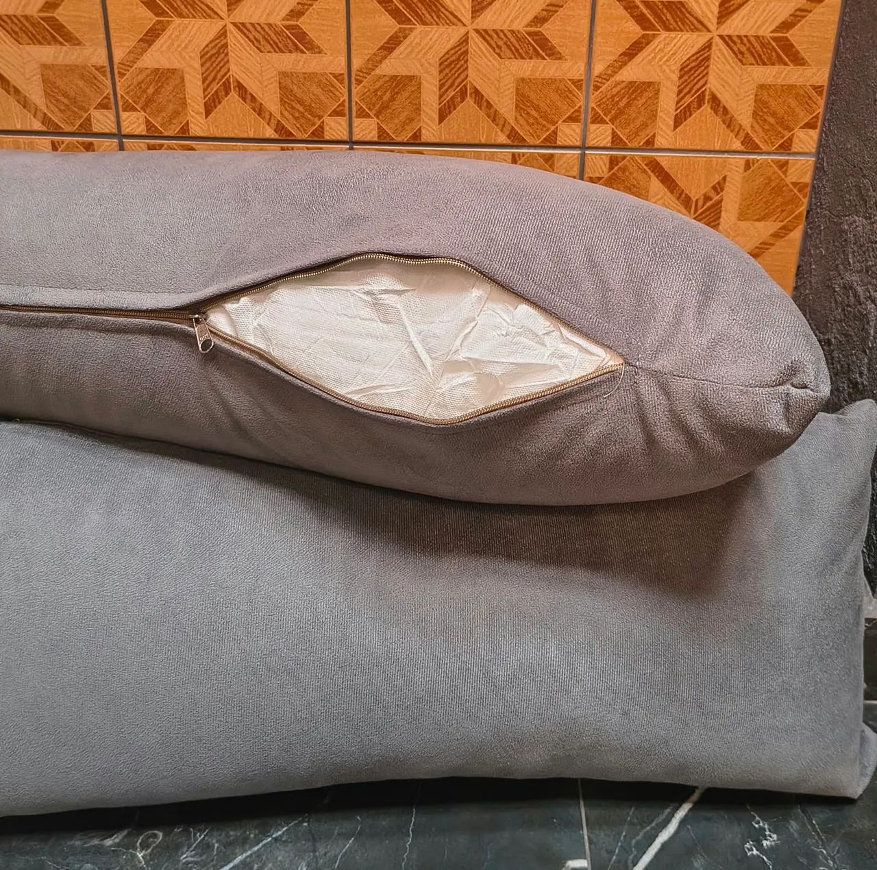 VENDEMOS  KIT COM 03 ALMOFADAS NOVAS NA COR CINZA COM CAPA E ENCHIMENTO - Foto 3