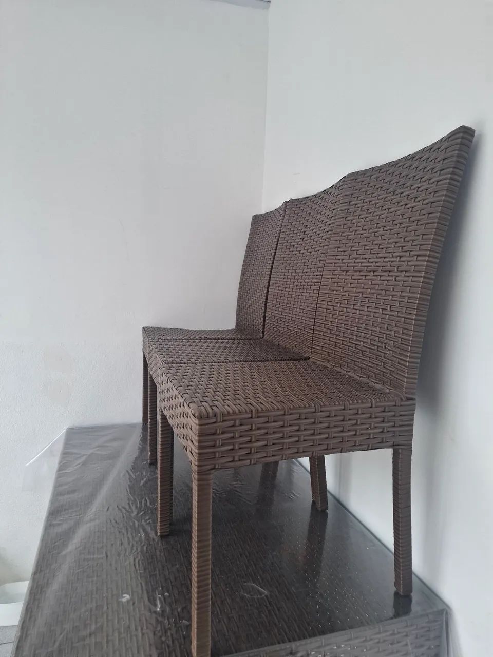 Mesa moderna com 3 cadeiras... obs: mesa com tampão de vidro mesma medida da mesa.
