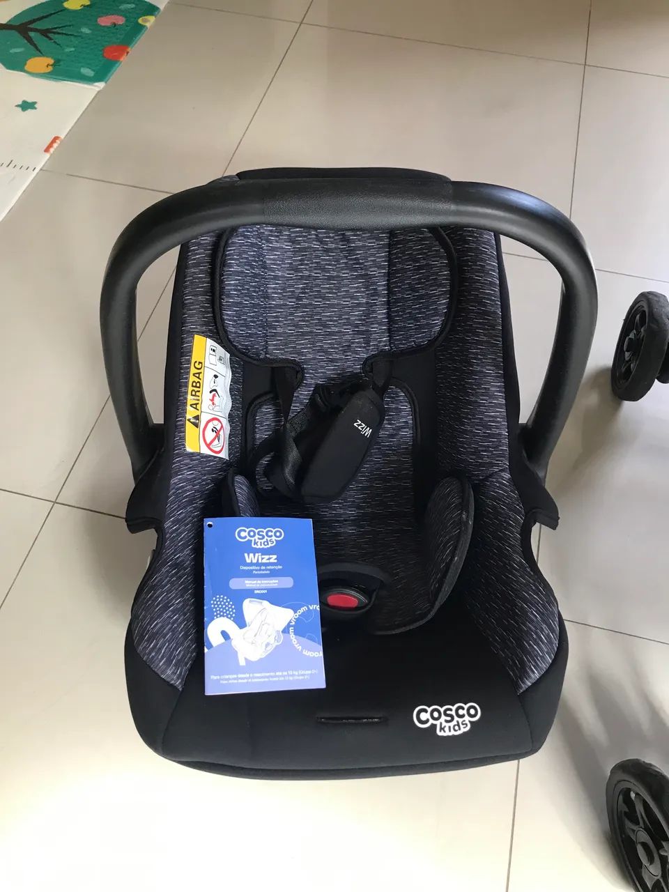 Carrinho de bebê, conjunto com bebê conforto 