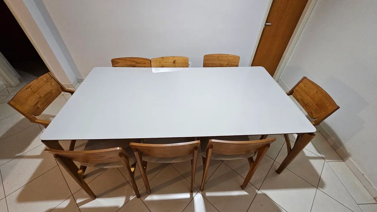 Mesa de madeira com tampo de vidro e laca - Foto 2