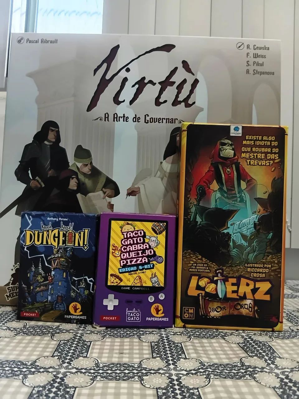 Vendo jogos de tabuleiro 