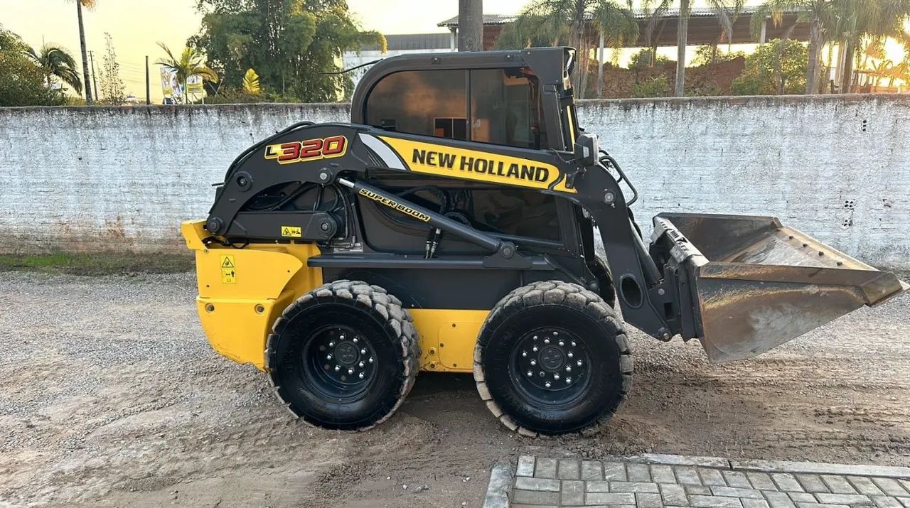 Mini pá carregadeira NEW HOLLAND 320L Ano 2024