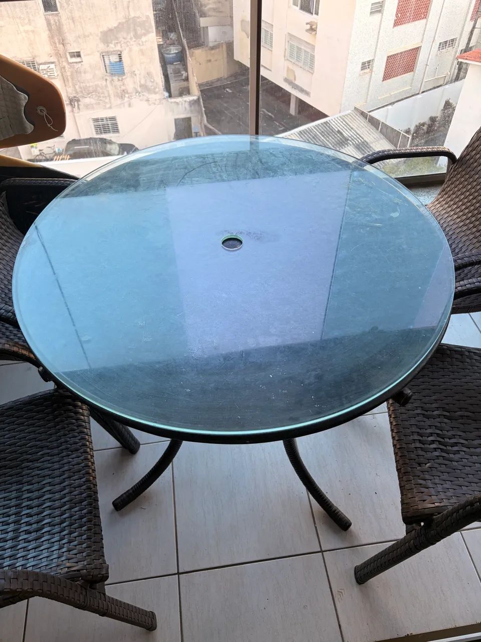 Conjunto de cadeiras de fibra sintética e mesa - Foto 2
