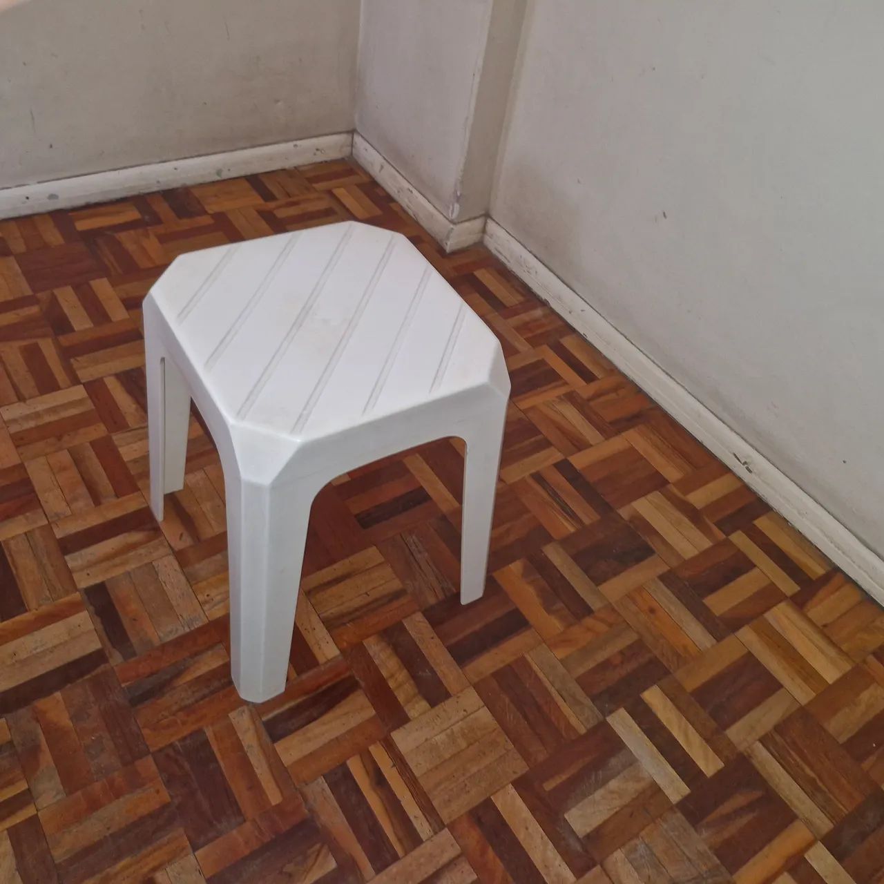 Banqueta de plástico Astra 30×30×41cm bem resistente. 