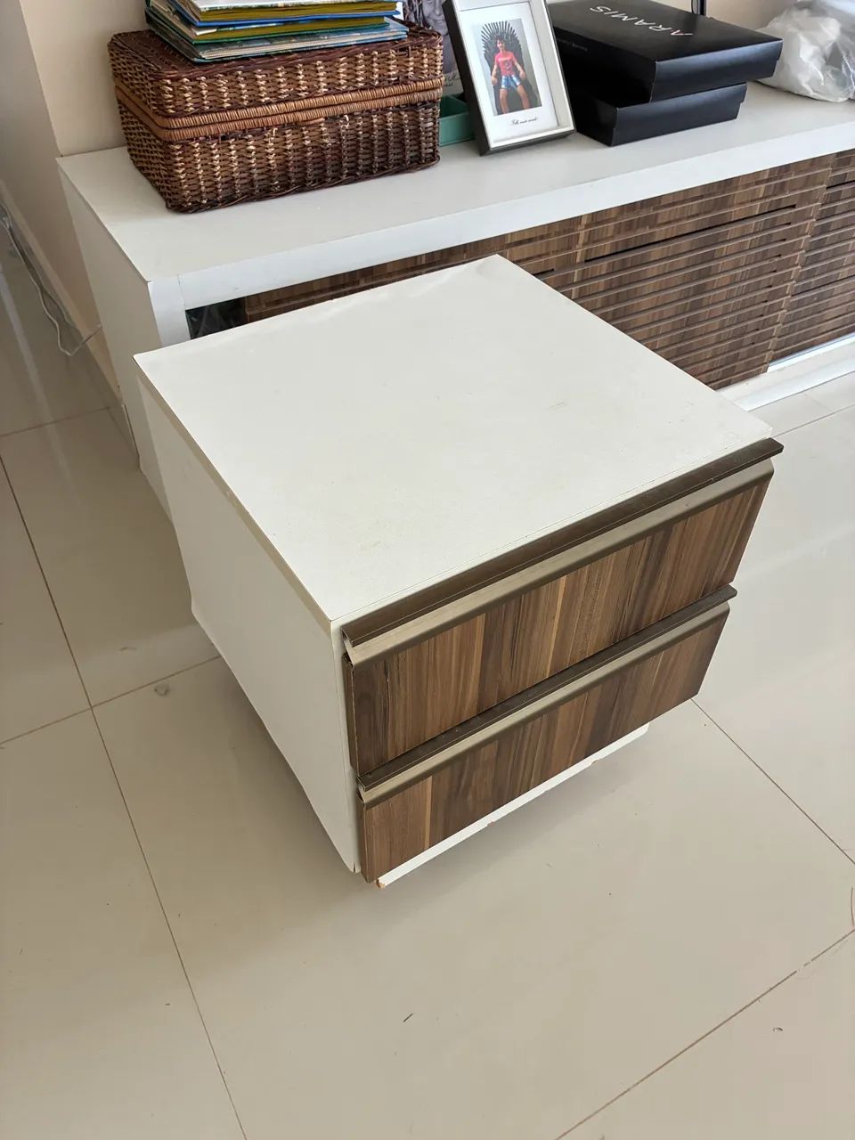 Par de Criado-Mudos com Rodinhas e Acabamento Amadeirado Premium - Foto 2