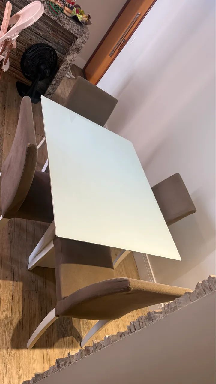 Mesa de tampo de vidro com jogo de 4 cadeiras  - Foto 3