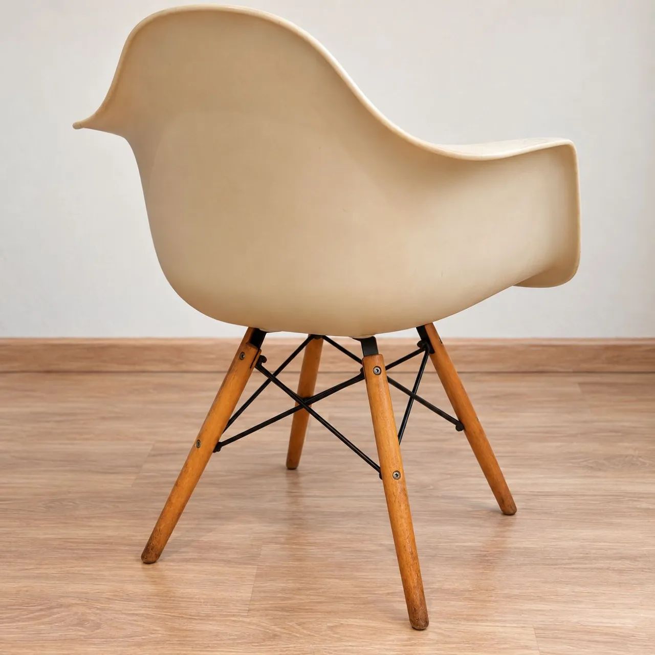 Cadeira Decorativa Estilo Eames com Pés de Madeira - Foto 2