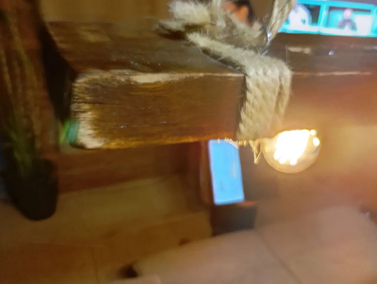 LUMINÁRIA RÚSTICA ARTESANAL EM MADEIRA MACIÇA 3 LÂMPADAS - Foto 6