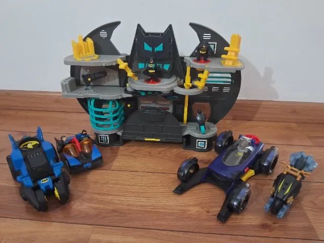 Caverna Batman, super heróis e carrinhos R$ 360