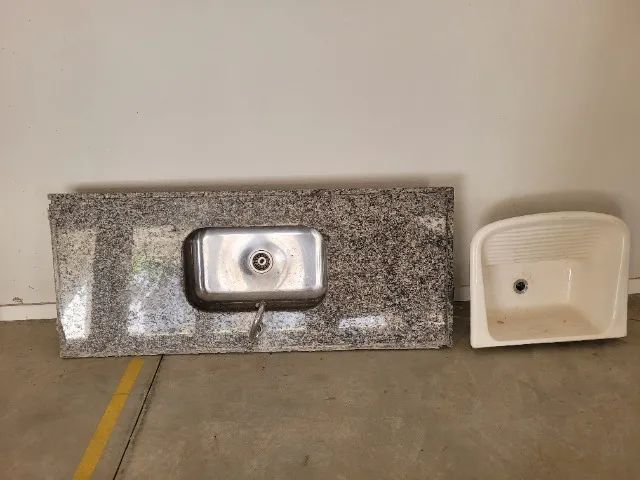 Bancada de pia com torneira e tanque