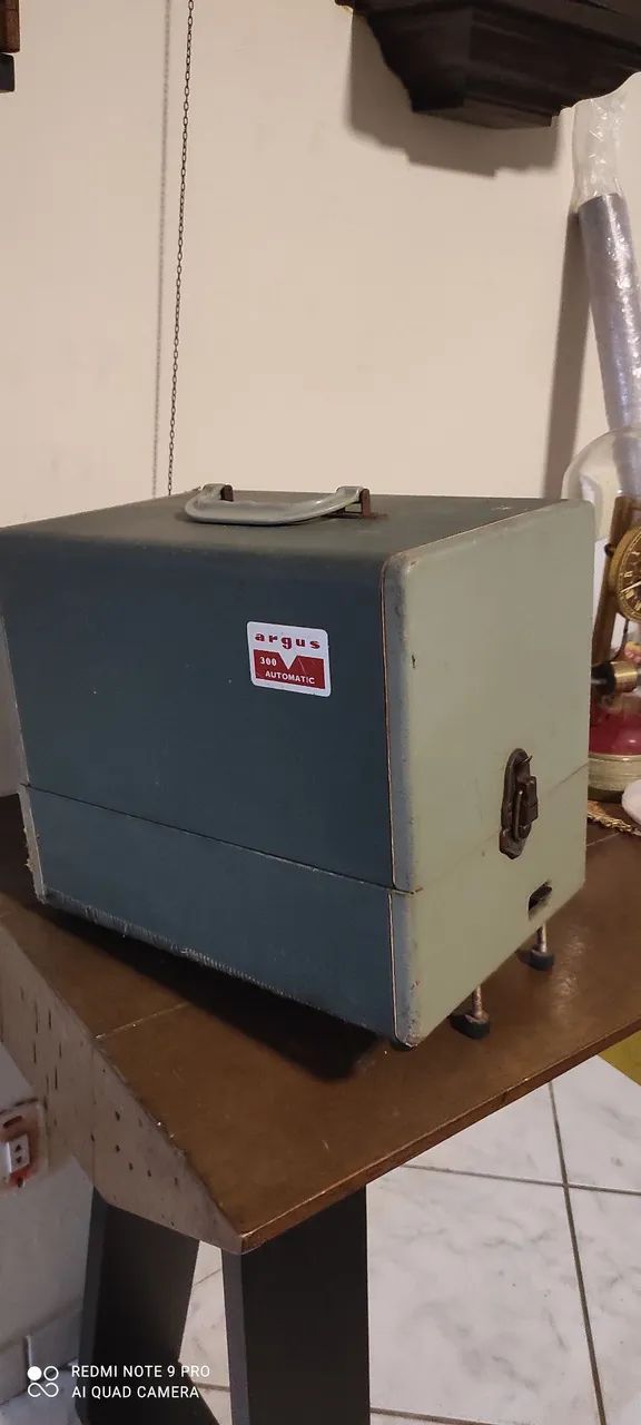 O projetor de SLIDES ARGUS MADE IN USA :