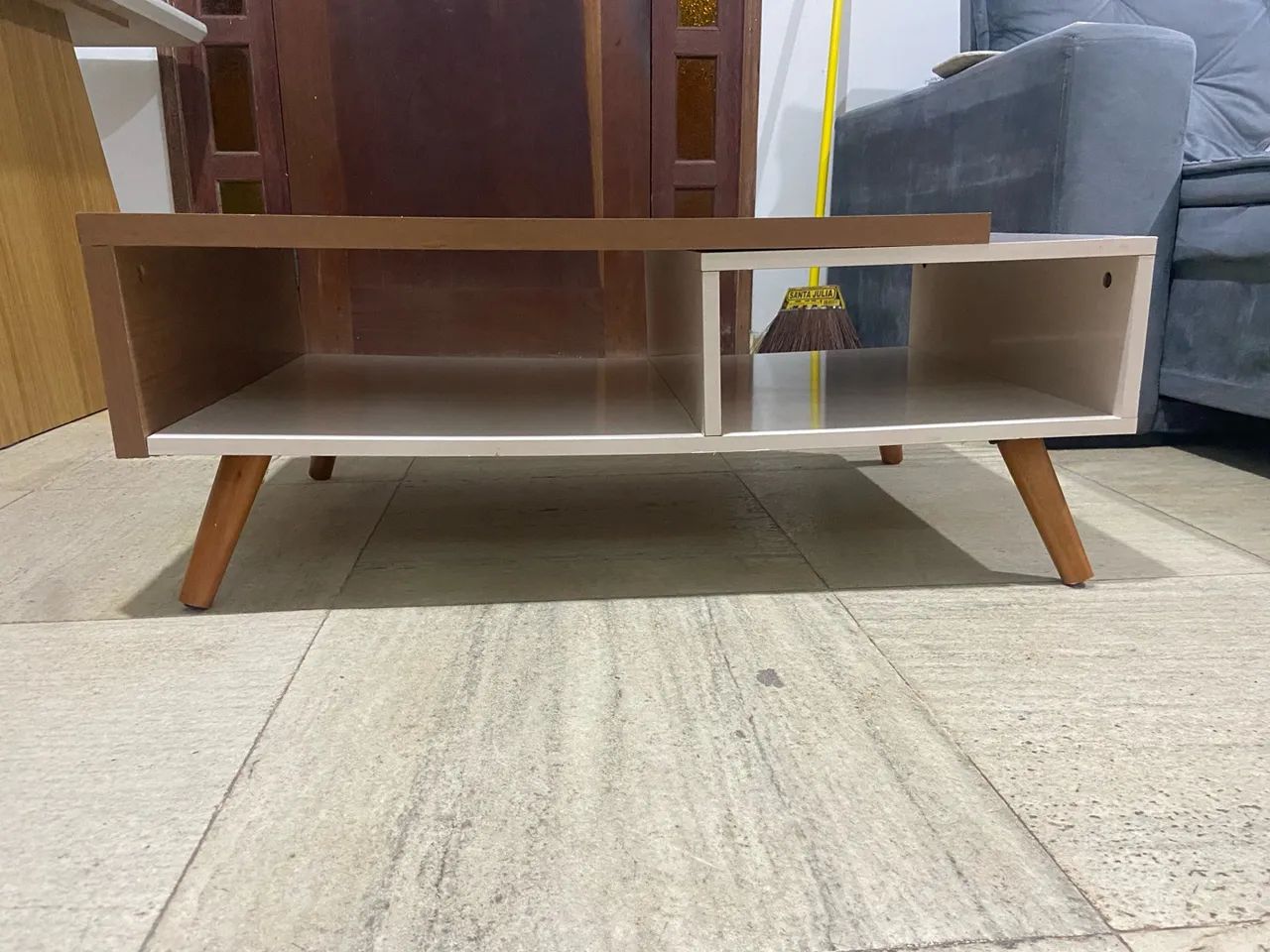 Mesa de Centro Moderna com Nichos e Pés Palito (Retrô) 