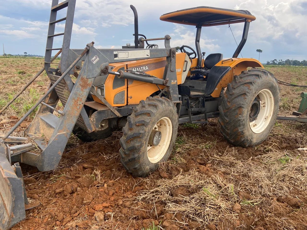Trator valtra A750 e implementos  - Foto 4