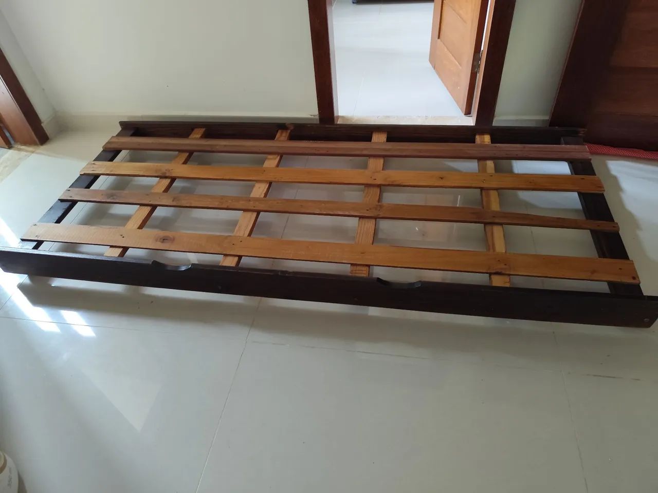CAMA AUXILIAR EM MADEIRA MACIÇA SOLTEIRO - Foto 2