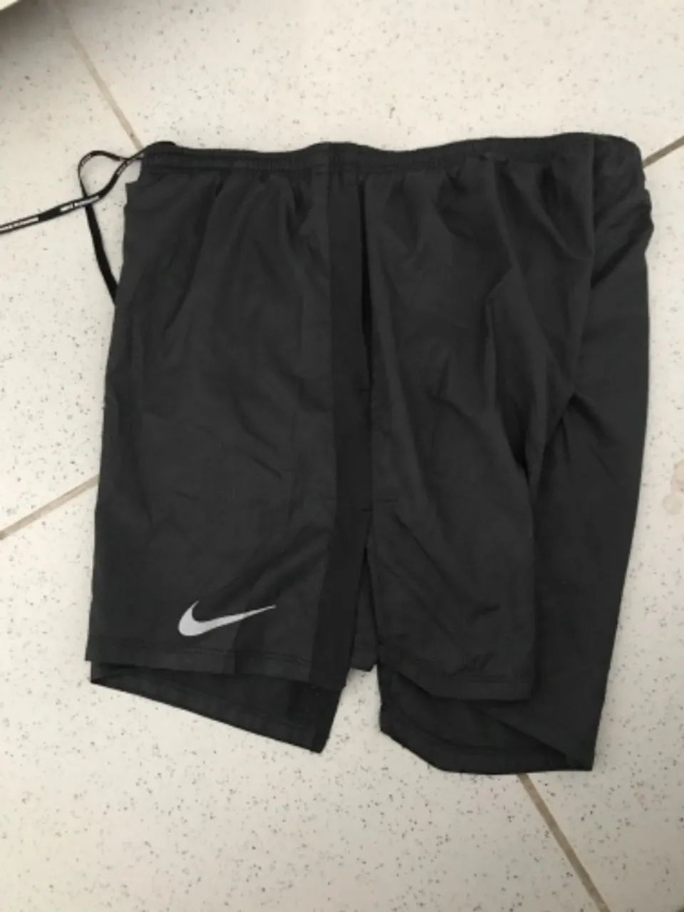 Short Nike Challenger Dri-FIT Running - Bolso c/ Zíper - Tam XL (GG) Preto Novíssimo  - Foto 2