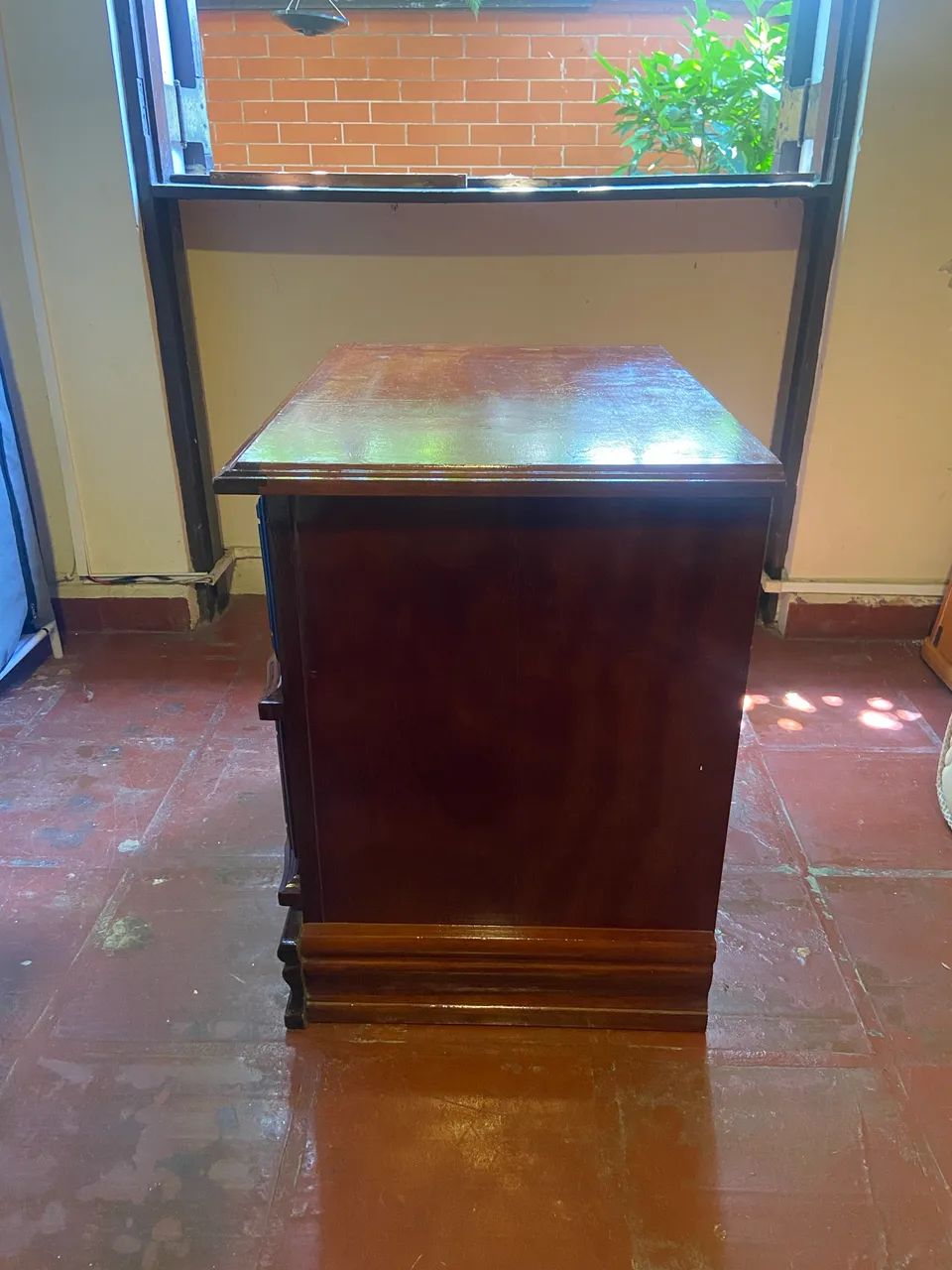 Mesa de cabeceira em madeira maciça resinada. - Foto 3