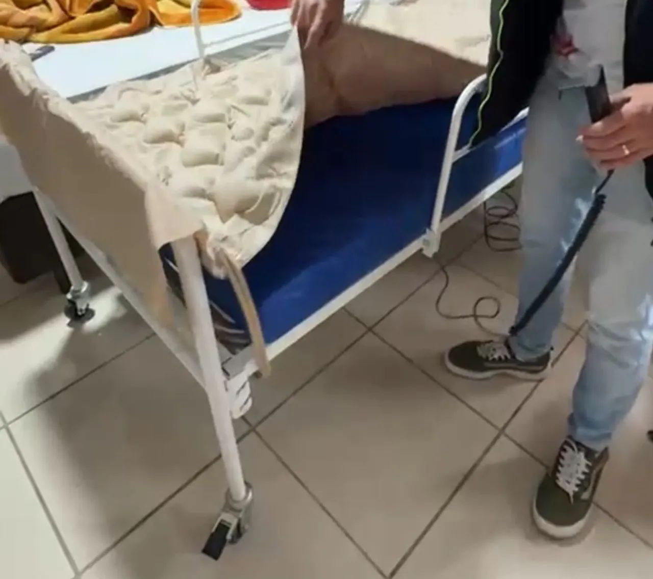 Cama Elétrica hospitalar Pilati semi nova  - Foto 2