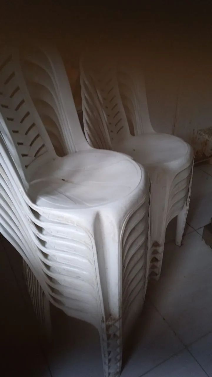 vendo 8 cadeiras e 4 mesas branca